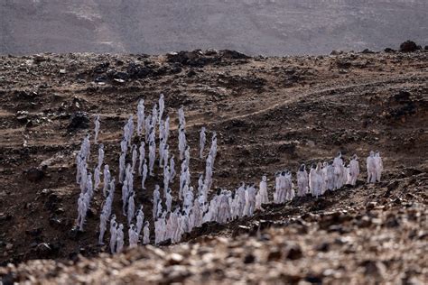 mom daughter pose nude|Spencer Tunick .